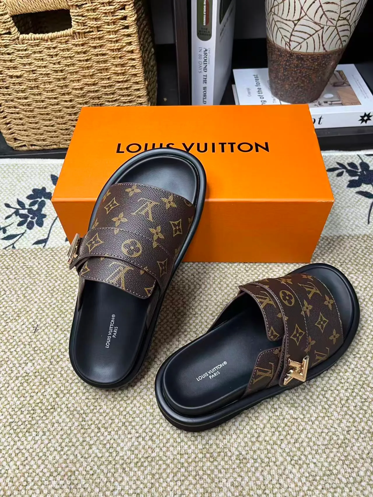 P340 [New Style] [LOUIS VUITTON] Louis Vuitton, LV printing, men's and women's slippers are now on the market, packed in drawer boxes with cloth bags and cards, the upper pattern looks very soft and waxy, and is a super versatile leg slimming tool. Fabric: imported denim/canvas/old fabric, LV hardware LOGO, official website pattern printing, comfortable to wear, feet: high-elastic PU water table. Sole: foam sole, heel height: about 5cm. Code number: 35-46, 35, 45, 46 are custom-made and non-returnable. Color: multiple colors and styles available.